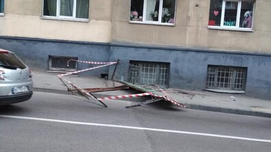 Фото: Зрізаючи металеві поручні з індивідуального балкону, впав та травмувався мешканець