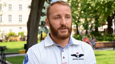 Фото Сергія Гончука. Позаду видніється озеленена територія та будинки на площі Ринок.