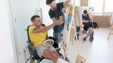 Фото: Малювали картини разом: художник-захисник провів майстер-клас для побратимів, які лікуються в центрі НЕЗЛАМНІ