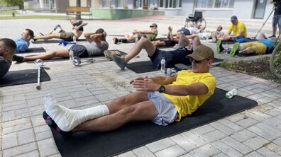 Фото: Новий вид терапії: пацієнти центру НЕЗЛАМНІ займалися йогою на свіжому повітрі