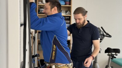 Фото: У центрі НЕЗЛАМНІ захисник вперше за 14 місяців після поранення встав із ліжка