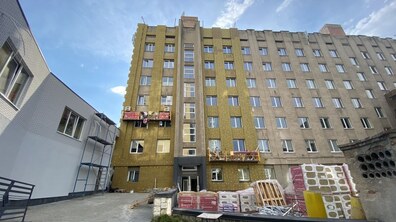 Фото: Утеплення, сонцезахист і тераса зі спортивною зоною: у центрі НЕЗЛАМНІ розпочали ремонтувати фасад