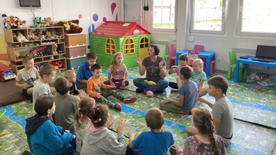 Фото: Переселенка з Донеччини навчає дітей англійської в модульному містечку у Львові (відео)