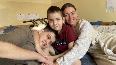 Фото: Двоє братиків з Одещини, які ледь вціліли від ракетного обстрілу росіян, поїхали до Австрії на реабілітацію