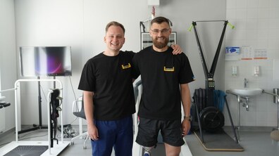Фото: Своїм завзяттям здивував лікарів: у центрі UNBROKEN 27-річний захисник швидко опанував протез