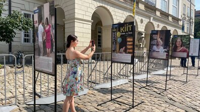 Фото: У Львові відкрили фотопроєкт про українців, які врятувалися від війни