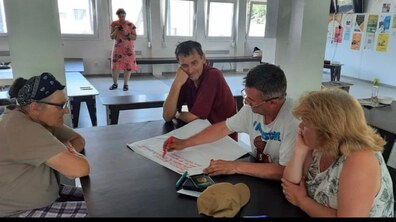 Фото: Вчителі одного з ліцеїв Львова проводять розмовні курси української для переселенців