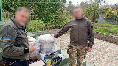 Фото: Мешканці модульного містечка у Львові передали воїнам ЗСУ маскувальні сітки та окопні свічки