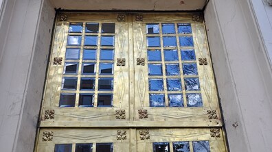 Фото: У житловому будинку на вул. Пекарській, 17 відреставрували вхідну браму
