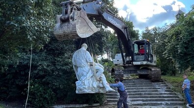 Фото: У Брюховичах демонтували радянський пам’ятник: скульптуру перемістять до музею «Територія Терору» (відео)