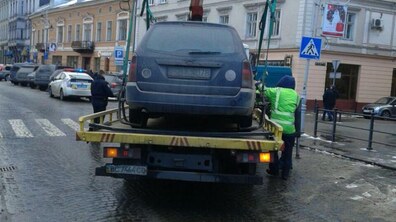 Фото: Вчора за неналежне паркування оштрафовано 11 водіїв