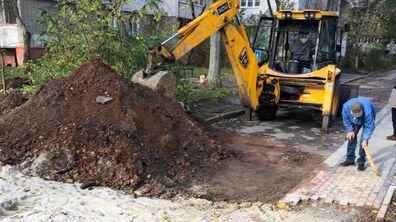Фото: Чверть кілометра магістрального водопроводу замінили на вулиці Петлюри
