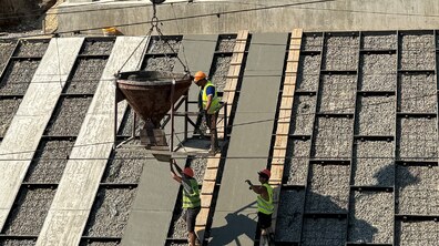 Працівники виконують бетонування конуса шляхопроводу на Рясне