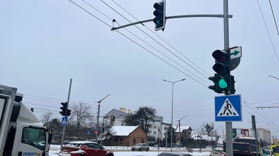 Вулиця Стрийська з автівками на дорозі та ввімкненим зеленим сигналом світлофора
