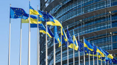 Багато прапорів України та Євросоюзу розташовані в ряд