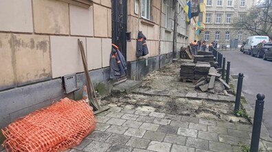 Фото: На вул. Стецька відремонтують частину тротуару, який веде до лікарні, та зроблять його доступним для маломобільних осіб