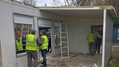 Фото: На вул. Коновальця демонтували незаконний МАФ: представники покійного власника перешкоджали роботі