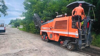 Фото: На вул. Любінській ремонтують дорожнє полотно у співфінансуванні з підприємцями