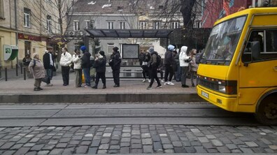 Фото: Зупинки на вул. Дорошенка понизять, аби на маршрути можна було запустити трамваї із розсувними дверима