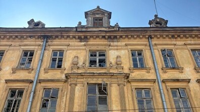 На фасаді історичної будівлі музею-меморіалу «Тюрма на Лонцького» видно пошкоджені вікна з вибитим склом та перекошеними рамами