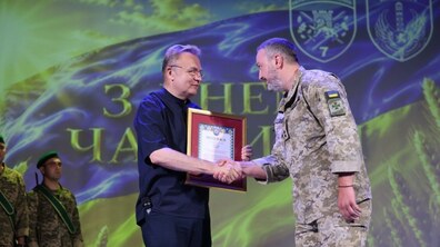 Мер Львова Андрій Садовий вручає подяку прикордоннику з нагоди Дня частини 7 прикордонного Карпатського загону