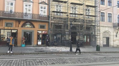 Фото: Цеглу, яка обвалилася з будинку на пл. Ринок, 17, приберуть комунальні служби