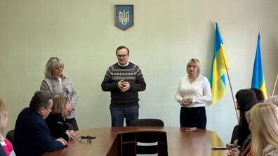 Перший заступник міського голови Львова Андрій Москаленко представляє колективу Франківської районної адміністрації офіційно призначену голову адміністрації. З правого боку від нього стоїть Галина Нарівна (Шарко) – голова Франківської районної адміністрації, ліворуч – Оксана Пригода, директорка департаменту житлового господарства та інфраструктури.