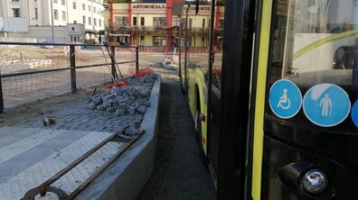 Фото: На пл. Двірцевій тестують доступність заїзду до платформ автобусів «Електрон»