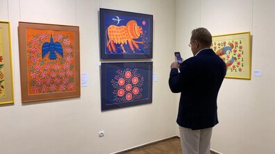 Фото: Мер Львова оглянув виставку творів Марії Примаченко