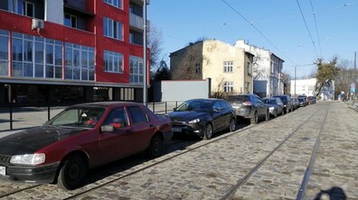 Фото: Із 17.00 год на вул. Замарстинівській працюватиме евакуатор: мешканців закликають прибрати авто, запарковані на трамвайній колії
