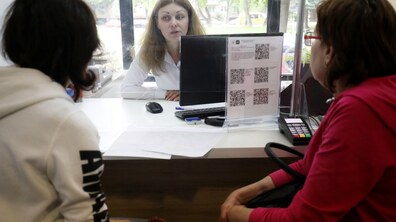 Працівниця ЦНАПу консультує відвідувачок