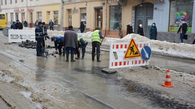 Фото: Центральна частина міста без водопостачання: на вул. І. Франка, 21 ліквідовують аварійний витік води