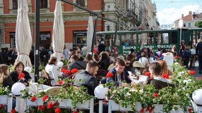 Літній майданчик на одній з центральних вулиць міста.