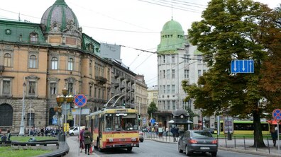 Фото: Від завтра кінцеву зупинку тролейбуса № 33 переносять навпроти школи № 62