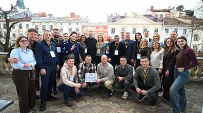 Андрій Садовий, директор офісу спорту.Антон Нікулін та учасники резиденції на балконі. На другому плані видно історичні будинки