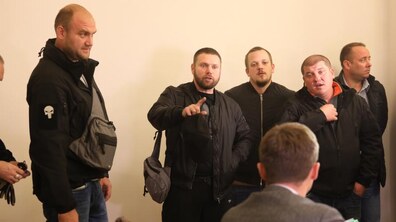 Фото: Група невідомих осіб пробувала зірвати засідання виконавчого комітету ЛМР
