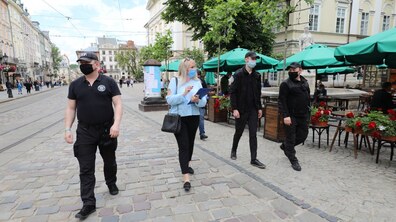 Фото: Моніторингові групи перевіряють суб'єкти господарювання та міський транспорт на дотримання карантинних заходів