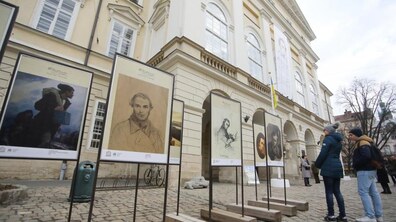 Фото: «Шевченко молодий»: на пл. Ринок відкрили виставку до Дня народження українського генія