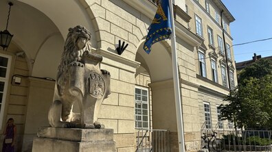 Фото: У Львові приспустили штандарт міста в пам’ять про українців, яких убила росія