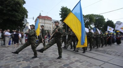 Фото: На пр. Свободи відбулося урочисте проходження з нагоди Дня Героїв