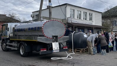 люди набирають воду у ємності