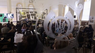 учасники Конгресу культури в приміщенні колишньої головної пошти слухають спікерів