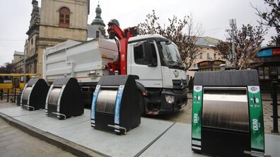 Фото: «Не кожне європейське місто має подібні підземні контейнери», — А. Садовий