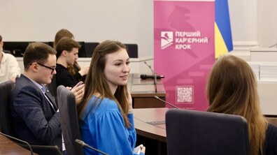 Львівська міська рада оголосила набір на осінню програму «Перший кар’єрний крок» для студентів спеціальностей «Геодезія та землеустрій», «Науки про землю» та «Архітектура і містобудування». Стажування триватиме з вересня до листопада і може бути зараховане як університетська практика. Практичний досвід учасники здобуватимуть в управлінні державного контролю за використанням та охороною земель департаменту природних ресурсів та будівництва ЛМР. Тут студенти працюватимуть із геоінформаційними системами (ГІС) та земельною документацією, братимуть участь у виїзних обстеженнях земельних ділянок комунальної власності разом із фахівцями управління, ознайомляться з практикою державного контролю за використанням та охороною земель і працюватимуть під наставництвом керівників. «Запрошуємо молодих фахівців долучитися до роботи над забезпеченням раціонального використання та охорони земель територіальної громади Львова та зробити свій перший крок до професійного розвитку», – зазначили в управлінні. Окрім практичного досвіду, учасники матимуть можливість долучатися до заходів і нетворкінг-сесій із молодіжною спільнотою міста, а після завершення програми отримають диплом про проходження стажування, який може бути зарахований як університетська практика. До участі запрошують студентів таких спеціальностей: G18 «Геодезія та землеустрій»; Е4 «Науки про землю»; G17 «Архітектура та містобудування». Реєстрація на програму триває до 14 серпня. Осіння програма стажування відбуватиметься з вересня до листопада 2026 року. Нагадаємо, 16 червня дипломи про успішне проходження весняної програми стажування «Перший кар’єрний крок» отримали 60 студентів і студенток, які впродовж березня–травня працювали над проєктами для розвитку Львівської громади. Довідково Програма стажування «Перший кар’єрний крок» діє у Львівській міській раді вже 15 років. Вона дає можливість студентам спробувати себе у різних підрозділах мерії — від культури й туризму до економіки, транспорту, медицини та міжнародної співпраці. Лише за останні вісім років стажування пройшли понад 7 тисяч студентів, а щороку близько 7–10% учасників після завершення програми залишаються працювати в міській раді.