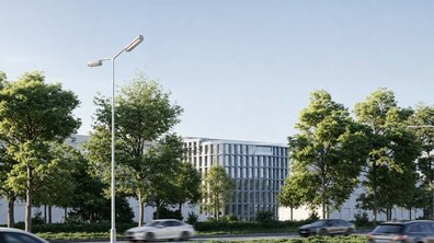 На візуалізації зображений семиповерховий багатоквартирний будинок з великими панорамними вікнами, який розташований біля проїжджої частини. Біля будинку ростуть високі зелені дерева, по дорозі їздять машини