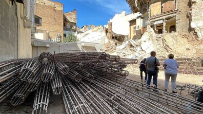 Фото: Ймовірною причиною обвалу у будинку на пр. Свободи, 23 є виконання ремонтних робіт у сусідній будівлі (відео)