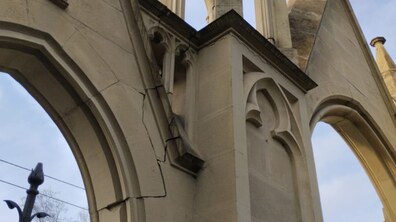 Фото: Пошкоджену браму Личаківського кладовища демонтують для проведення ремонту