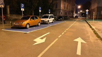 Фото: У Львові оновили розмітку на паркувальному майданчику біля Вернісажу