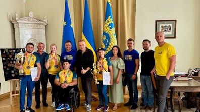 Фото: Львів’яни, які вибороли 8 медалей чемпіонату світу з армреслінгу, отримали премії від міста