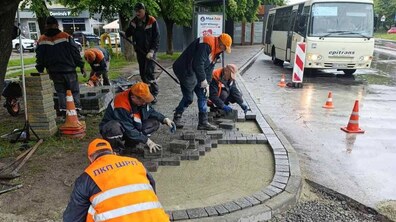 Фото: На вул. Мазепи ремонтують тротуар, що веде до зупинки громадського транспорту: вона стане доступнішою